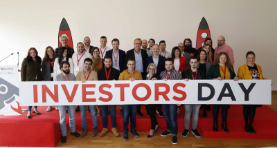Representantes de Proxectos sostendo un cartel que di "INVESTORS DAY"