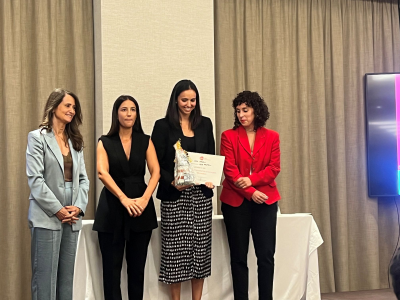 Líder de ODS Protein, recibindo premio acompañada por representantes do evento
